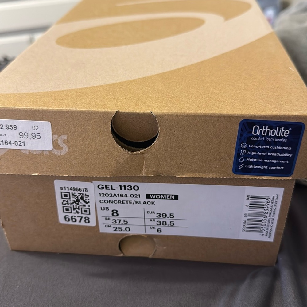 asics women’s size 8 worn a couple times, not dirty bought from GOAT.